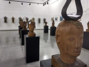esculturas expostas na Galeria de Artes de Barueri para celebrar os 110 anos da imigração japonesa no Brasil