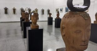 esculturas expostas na Galeria de Artes de Barueri para celebrar os 110 anos da imigração japonesa no Brasil