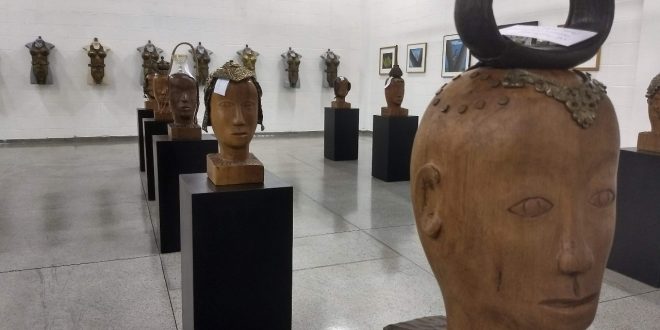 esculturas expostas na Galeria de Artes de Barueri para celebrar os 110 anos da imigração japonesa no Brasil