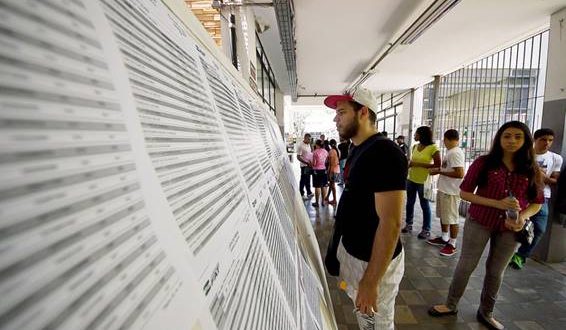 alunos conferem lista de classificados de um vestibulinho da Etec