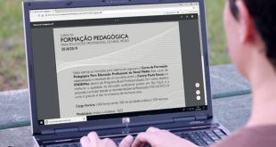 um notebook aberto com conteúdos de formação pedagógica e sendo operado por uma pessoa parcialmente figurando na imagem