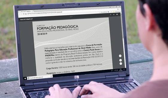 um notebook aberto com conteúdos de formação pedagógica e sendo operado por uma pessoa parcialmente figurando na imagem