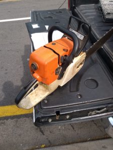 uma motosserra irregular apreendida pela Guarda Ambiental de Barueri