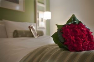 detalhe de uma rosa sobre uma cama de hotel