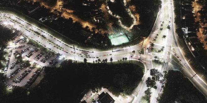 imagem aérea de condomínios de Alphaville em Santana de Parnaíba com iluminação LED nas ruas
