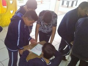 crianças praticam matemática no Complexo Osmarinho