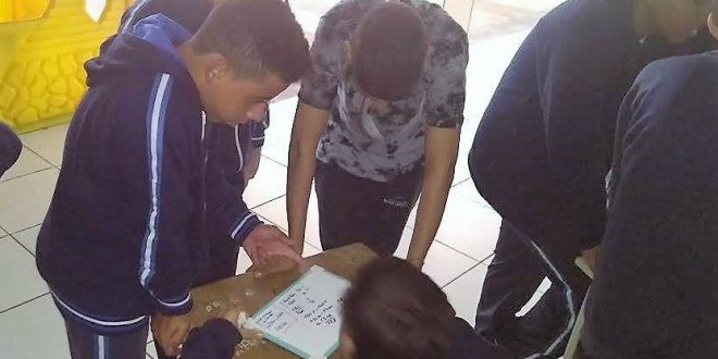 crianças praticam matemática no Complexo Osmarinho