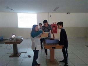 crianças praticam matemática no Complexo Osmarinho