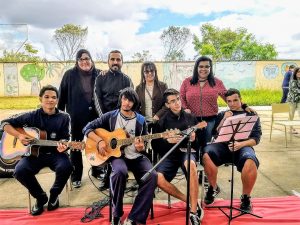 alunos da Emef Suzete se apresentam com músicas