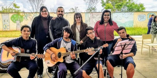 alunos da Emef Suzete se apresentam com músicas