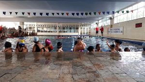 alunos e alunas do Complexo Educacional Carlos Osmarinho participam d'A Maior Aula de Natação do Mundo