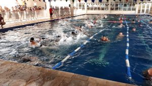 alunos e alunas do Complexo Educacional Carlos Osmarinho participam d'A Maior Aula de Natação do Mundo