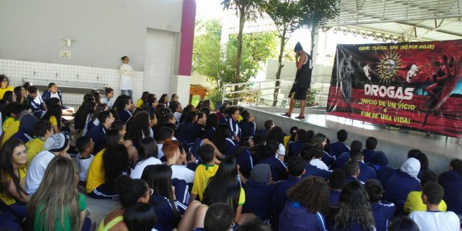 alunos da escola Egídio Costa acopmanham palestra sobre drogas e gravidez da adolescência