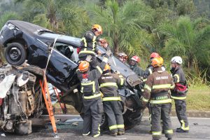 equpies da CCR Viaoeste e da Abiclor operando em simulado de acidente envolvendo veículo com carga perigosa