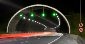 entrada de um túnel do trecho oeste do Rodoanel com a nova iluminação em LED