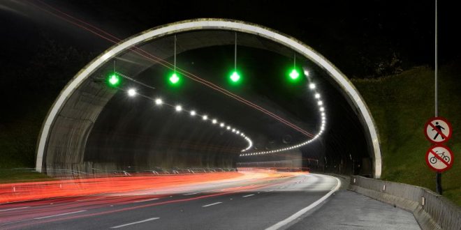 entrada de um túnel do trecho oeste do Rodoanel com a nova iluminação em LED