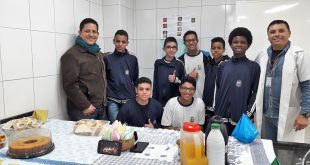 alunos da Emeief Adherbal posam atrás de mesa com alimentos