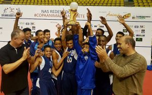 equipe sub-13 do Barueri Esporte Forte celebra terceiro lugar no Campeonato Ânima