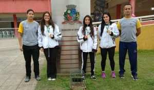Atletas parnaibanas que participaram da Etapa Classificatória do Campeonato Brasileiro de Karatê posam com medalhas