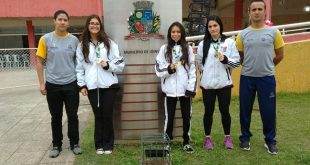 Atletas parnaibanas que participaram da Etapa Classificatória do Campeonato Brasileiro de Karatê posam com medalhas