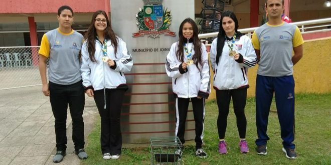 Atletas parnaibanas que participaram da Etapa Classificatória do Campeonato Brasileiro de Karatê posam com medalhas