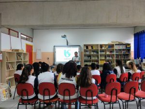 alunos acompanham palestrante da sabesp