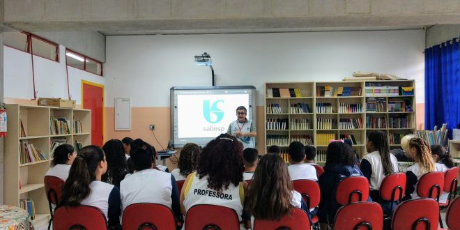 alunos acompanham palestrante da sabesp
