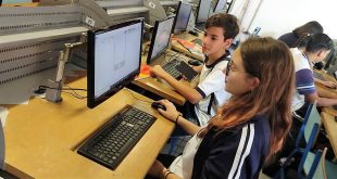 alunos da Emef Ivani utilizando computadores