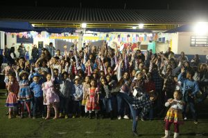 Crianças que participaram das apresentações na festa Julina do CCCA posam para foto