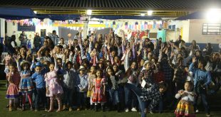 Crianças que participaram das apresentações na festa Julina do CCCA posam para foto