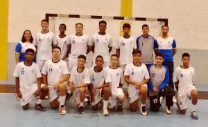 time de handebol de barueri posa para foto