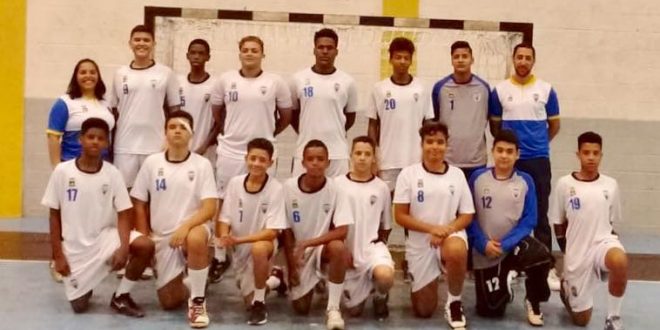 time de handebol de barueri posa para foto