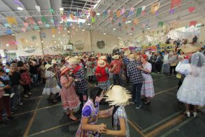 quadrilha de idosos dançando durante festa julina do parque da maturidade