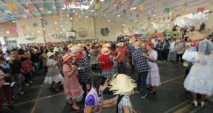 quadrilha de idosos dançando durante festa julina do parque da maturidade