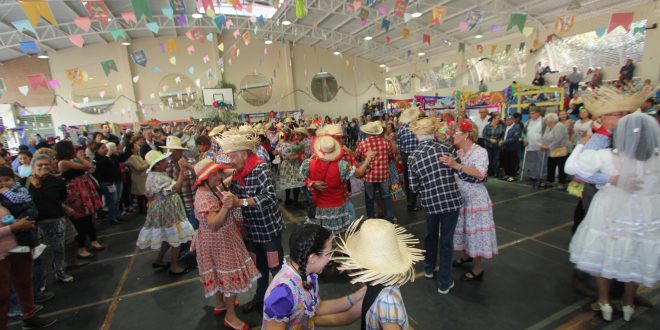quadrilha de idosos dançando durante festa julina do parque da maturidade