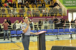 policial militar feminina discursa durante formatura do Proerd