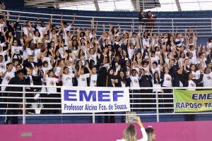 alunos lotam arquibancadas do ginásio poliesportivo josé correa durante formatura do Proerd