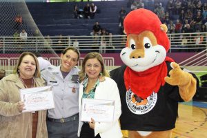 leão do Proerd posa com policiais e professores