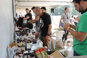 público percorre mesas na Banzai Drone Experience