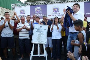 autoridades aplaudem placa de inauguração recém-descoberta oir Elvis Cézar