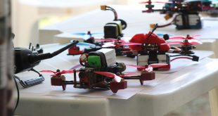 drones dispostos em uma mesa durante o Banzai Drone Experience