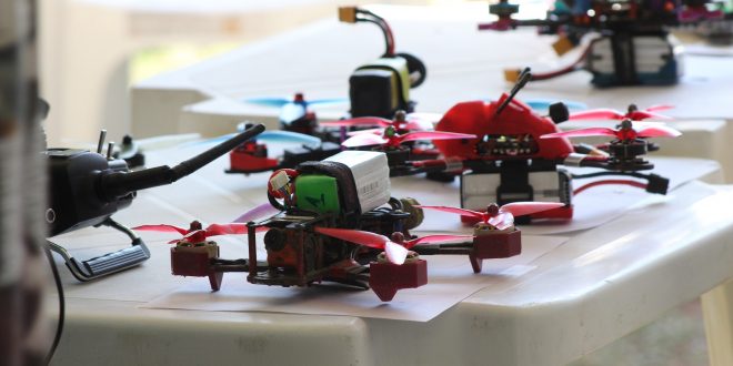 drones dispostos em uma mesa durante o Banzai Drone Experience