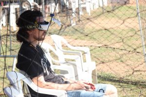 homem mexe com drone durante Banzai Drone Experience