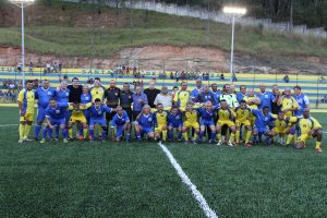 dois times posam juntos antes de jogarem no novo campo