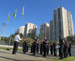 banda da guarda civil de BArueri se apresentando diante do hospital