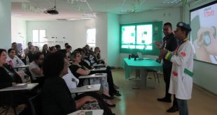 funcionários do hospital participando de palestra descontraída