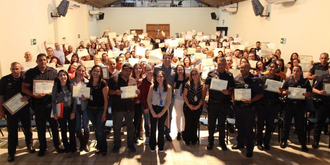 funcionários de santana de parnaíba posam para foto e exibem certificados de evolução funcional no no Cine Teatro Coronel Raymundo