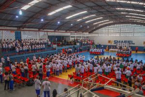 delegações reunidas em quadra durante evento de abertura do Jatispa 2018