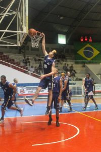 equipe de basquete marca uma cesta