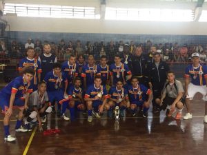 equipe de futsal posa para foto com medalhas